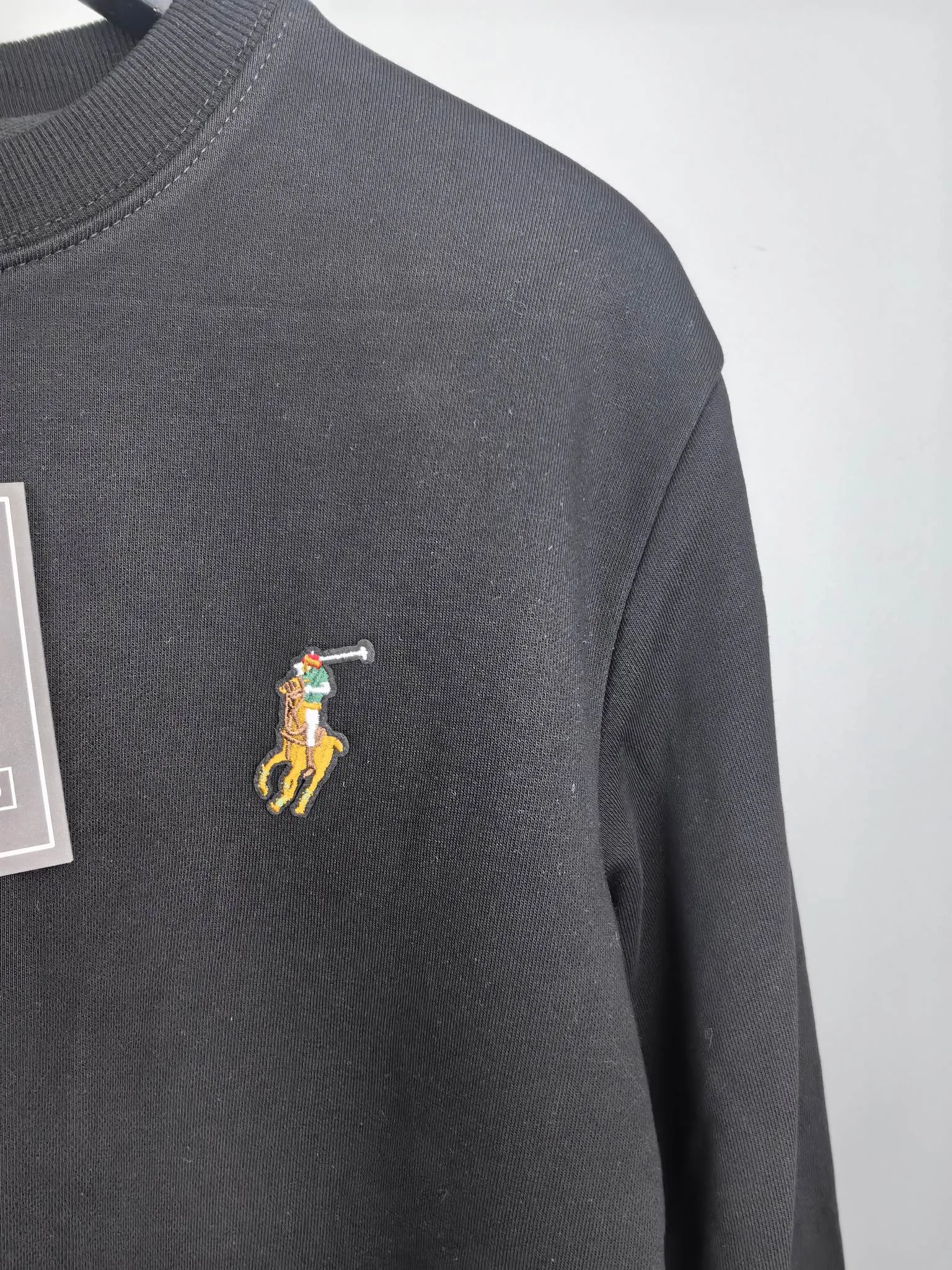 P340 POLO Ralph Lauren 2025 Autumn and Winter New Design Sweatshirt Official website synchronized! This T-shirt combines minimalist design with exquisite details. The oversize trim is reminiscent of Tyrolean dress details, summoning modern new ideas, creating a different conceptual pattern, and injecting rich connotation into the traditional cotton T-shirt. The LOGO on the front graphic webbing is unique and makes the brand more distinguished. It highlights the style of a big brand, sets off the minimalist design style, and reveals the elegance at a glance! As a brand that pursues design and tailoring techniques, the materials used will never disappoint! The body of this shirt is made of Solona cotton blended 400g fabric, which is noble and exquisite. The cotton surface is full, soft and skin-friendly. In short, such a classic style is a must-have for autumn and winter! M-4XL
